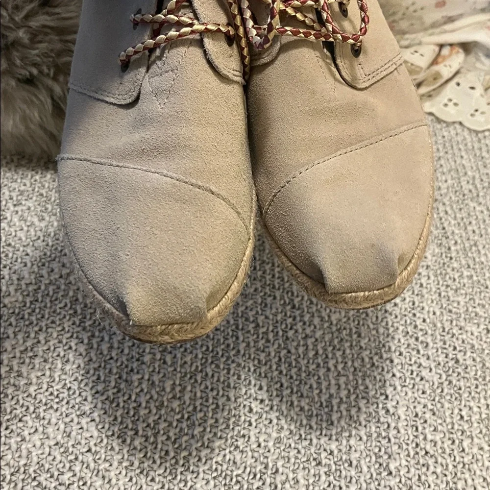 Toms Beige Sand  Lace Up Ankle Tribal Moccasin Embroidered Aztec Chukka Boots 9